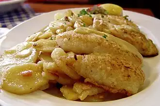 „Helgoländer Pannfisch“ – Variation mit ganzen Fisch­filets in einer Gast­stätte auf Helgoland