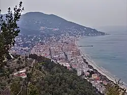 Blick auf Alassio mit der Insel Gallinara im Hintergrund