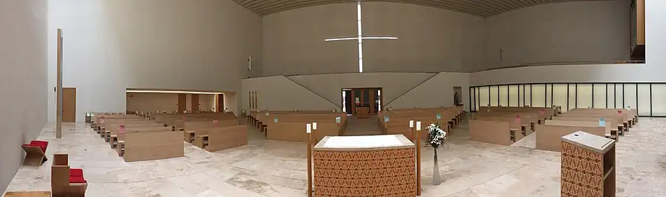 Blick vom Altar in den Kirchenraum