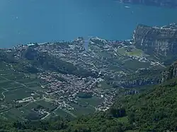 Der Ort Torbole am Rand des Sees, rechts davon die Sarcamündung und im Vordergrund Nago
