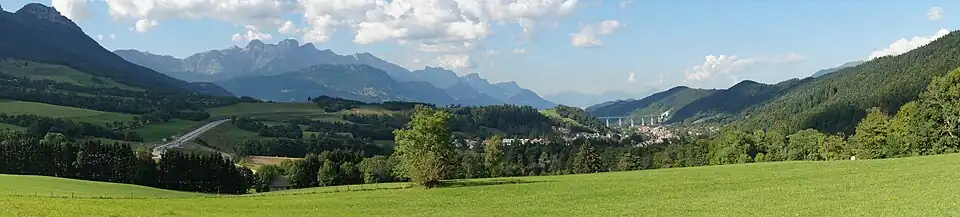 Blick nach Norden entlang der A51 bei Monestier-de-Clermont; links im Hintergrund die östliche Vercors-Kette mit La Grande Moucherolle