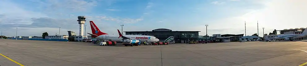 Panoramablick auf das Flughafengelände 2016