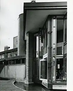 Fassadenteil zum Wasserspiegel hin