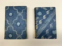 Zwei Pappeinbände mit Herrnhuter Kleisterpapier (Indigoblau)