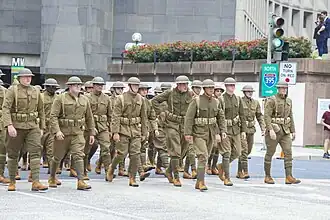 Fallschirmjäger in historischen Uniformen des Ersten Weltkriegs