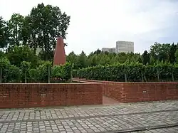Im Hintergrund die französische Nationalbibliothek