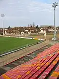 Blick auf die unüberdachten Stehtribüne