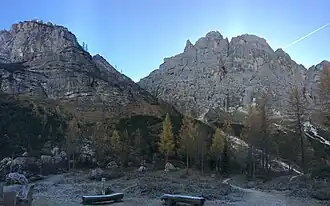 Der Croz della Selvata (links) und die Cima delle Fontane Fredde (rechts) mit der charakteristischen Felsnadel Bimbo delle Fontane Fredde vom Rifugio Selvata