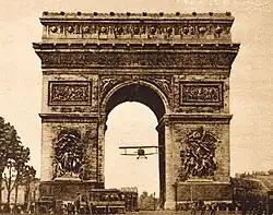 Charles Godefroy fliegt durch den Arc de Triomphe, 1919
