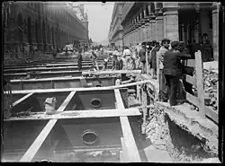 Streckenbau in offener Bauweise mit unmittelbar an die Bebauung heranreichender Baugrube (Rue de Rivoli, Paris, 1899)