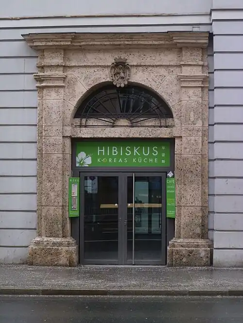 Wappen an einem Portal des Primogeniturpalastes in der Dreifaltigkeitsgasse