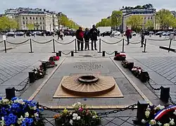 Am Grabmal des unbekannten Soldaten am Triumphbogen, Paris