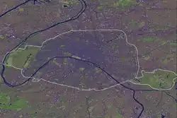 Farbige Satellitenfotografie des Départements Paris mit weißer Markierung der Grenze. Das Bild ist in etwa genordet. Deutlich zu erkennen ist die Seine, die von unten rechts in Mäandern nach oben verläuft.