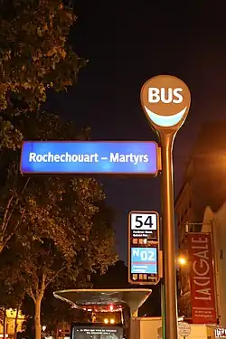 Bushaltestelle bei Nacht