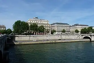 Der Quai mit dem Théâtre de la Ville