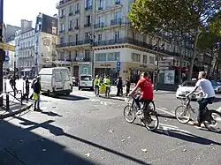 Paris, 27. September 2015, Polizei und freiwillige Helfer an einer Zufahrt der autofreien vier Arrondissements[22]