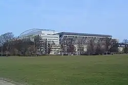 Parken-Stadion in Kopenhagen, Blick von Südwesten bei blauem Himmel