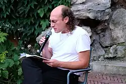 Pascal Richmann liest im Garten des Lenbachhauses aus einem Buch
