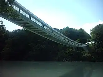 Passerelle Lignon, ein Fußgängersteg und eine Ölpipeline über die Rhone im Kanton Genf, Schweiz