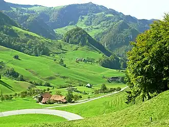 Ostseite der Hohen Winde mit Oberbeinwil im Vordergrund