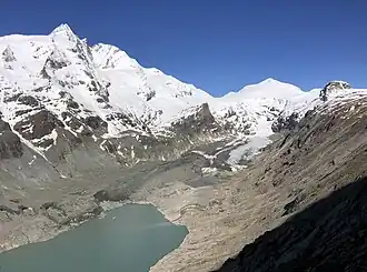 Pasterze mit Sandersee und Großglockner von Südosten, rechts der Bildmitte der Johannisberg, davor der Hufeisenbruch am 31. Mai 2025