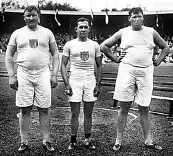 Die Kugelstoßmedaillengewinner (v. l. n. r. ) Pat McDonald (Gold, beidarmig: Silber), Lawrence Whitney (Bronze, beidarmig: Vierter) und Ralph Rose (Silber, beidarmig: Gold)