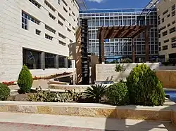 Innenhof des Campus Madaba mit Wasserrad