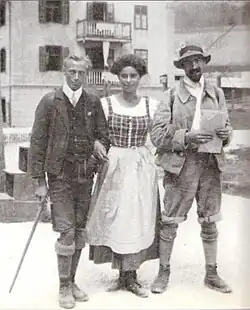Paul Preuß mit Gehstock und eleganter Kleiderung, rechts Schmidkunz mit Hut und Lodenjacke, zwischen beiden Männern eine Frau in einem Dirndl