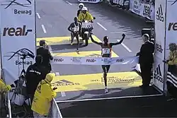 Zielsystem des Berlin-Marathon 2003 beim Marathon-Weltrekord von Paul Tergat (Kenia) in 2:04:55 Stunden