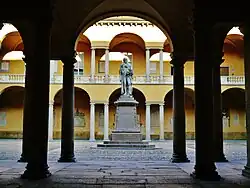 Cortile Volta mit der Statue Alessandro Voltas.