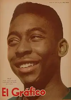 Farbportrait eines jungen Mannes, der lächelnd in die Weite blickt. Unten links steht in kleiner schwarzer Schrift der Haupttitel über Pelé und darunter in großer roter Schrift „El Gráfico“.