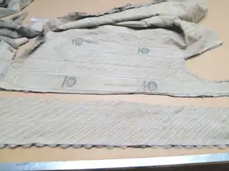 Der Mantel wird in Streifen zertrennt