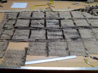 Die Streifen werden sortiert und zu gleich großen Quadraten geschnitten