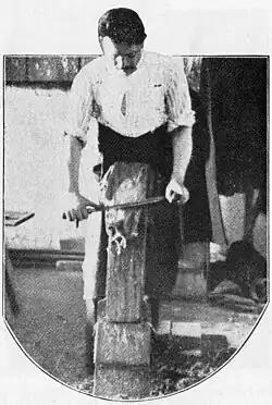 Die Fleisch- und Fettteile werden von der Hautseite abgestoßen