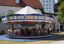 Der erstmals 1830 betriebene Pemperlprater in Passau mit dem „Fisch“ für das Ringelstechen am rechten Bildrand (2014)