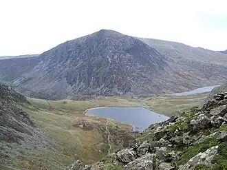 Blick auf den Pen Yr Ole Wen von Südsüdwest. Vorne der See Llyn Idwal. Am Fuß des Berges verläuft die A 5