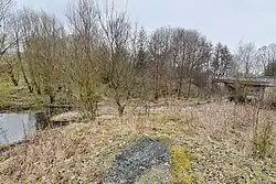 Der 2004 wegen der Verlegung der Perf durchbrochene Bahndamm zwischen Breidenbach und Wiesenbach (2021)