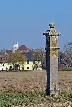 Pestsäule. Dahinter Arbing