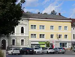 Haus Hauptplatz Nr. 5 (zwei Fensterachsen in Bildmitte). Ehemaliges Athmstettisches Freihaus.