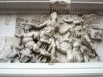 Gaia taucht aus dem Erdboden auf