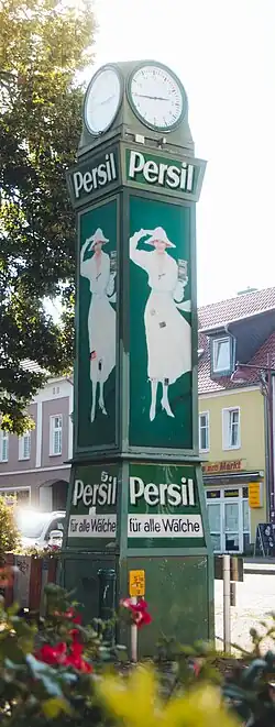 Persiluhr auf dem Genthiner Marktplatz.