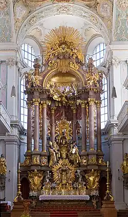 Der Hochaltar. Rechts: Petrus ohne Tiara während der Sedisvakanz nach dem Tod von Franziskus (2025)