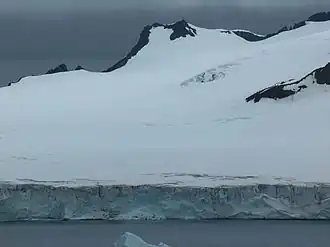 Blick von Half Moon Island auf den Petko Voyvoda Peak (Vordergrund: Sopot-Piedmont-Gletscher)
