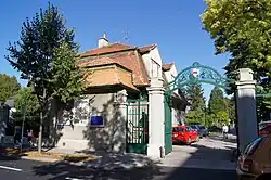 Das Pförtnerhaus von der Straße aus gesehen