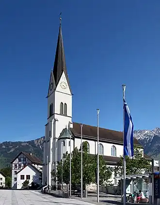 Die neugotische Pfarrkirche St. Martin wurde 1894 an Stelle einer früh­mittelalterlichen, 1438 erweiterten Kirche errichtet