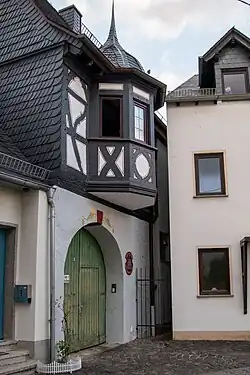 Fachwerkahsu mit Erker, Tor und Hinweistafel