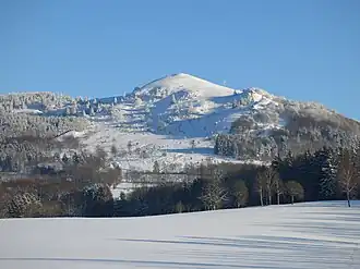 Blick von der L 3307 zwischen Poppenhausen und Tränkhof ostsüdostwärts zum Pferdskopf