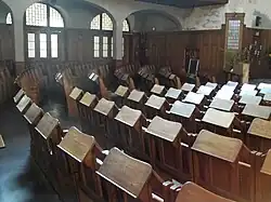 Konzentrisch angeordnet: Eichenholz-Klappsitze von 1910