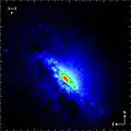 Infrarotaufnahme bei 2,2 µm mithilfe des Very Large Telescope – das supermassive Schwarze Loch im Zentrum tritt hervor.