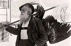 Leo Dorn mit Bergstock und erlegtem Adler